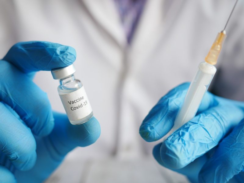 Třetí dávka vakcíny Pfizer/BioNTech má účinnost 95,6 procent, zjistila studie