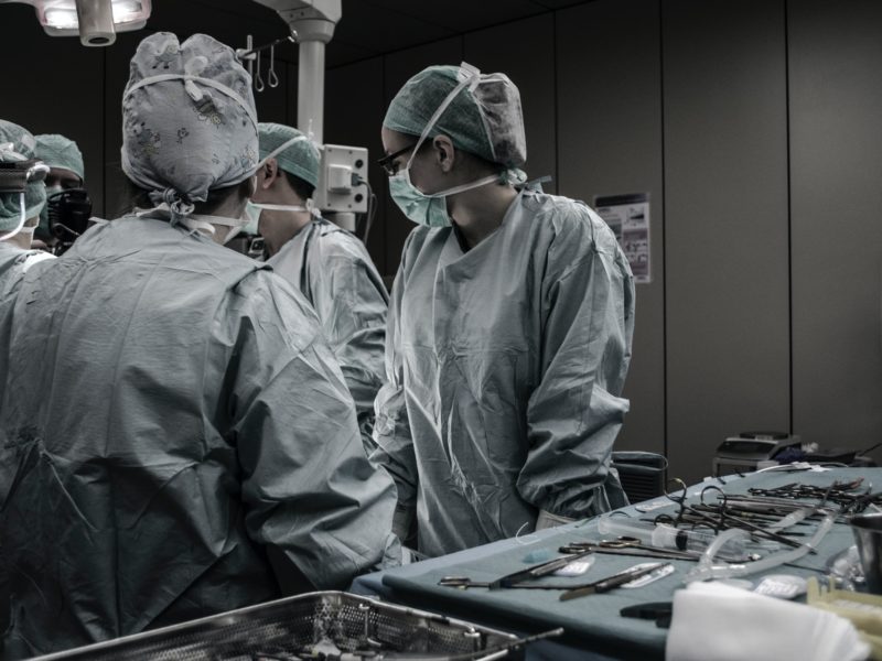 FN Olomouc jako první v ČR implantovala muži do těla nejnovější EKG monitor