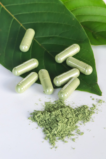 Vláda souhlasila s omezením prodeje látek jako kratom, platit by mohlo od ledna