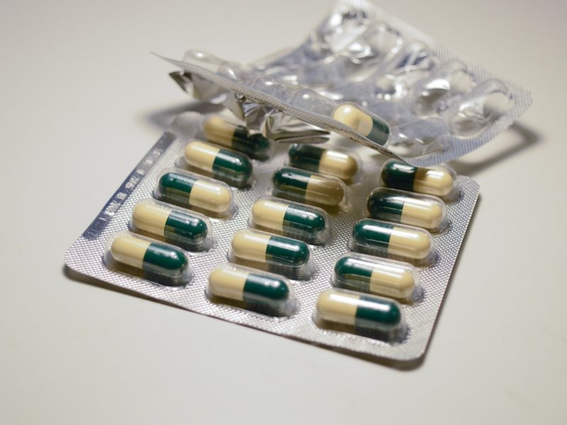 Lékař: Antibiotika užívaná v cizině mohou zvýšit riziko nákazy bakterií